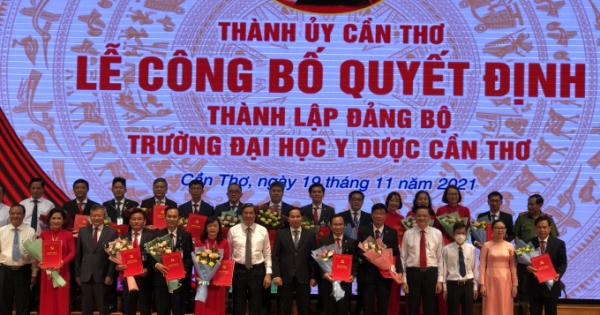 Công bố quyết định thành lập Đảng bộ Trường Đại học Y Dược Cần Thơ trực thuộc Thành ủy