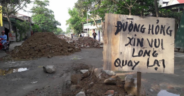 Nghệ An: Người dân lập “lô cốt” ngăn xe tải vì đường nát như tương