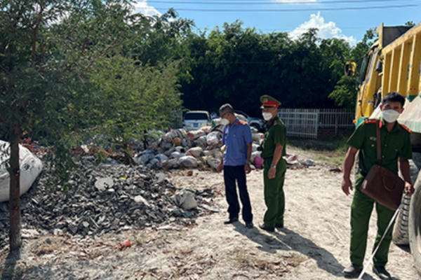 Đồng Nai: Phát hiện tài xế xe tải lén đổ chất thải chưa xử lý ra môi trường