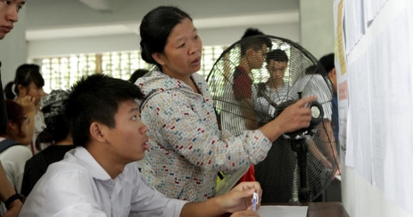 “Bỏ điểm sàn xét tuyển đại học vẫn là vòng luẩn quẩn trong giáo dục”