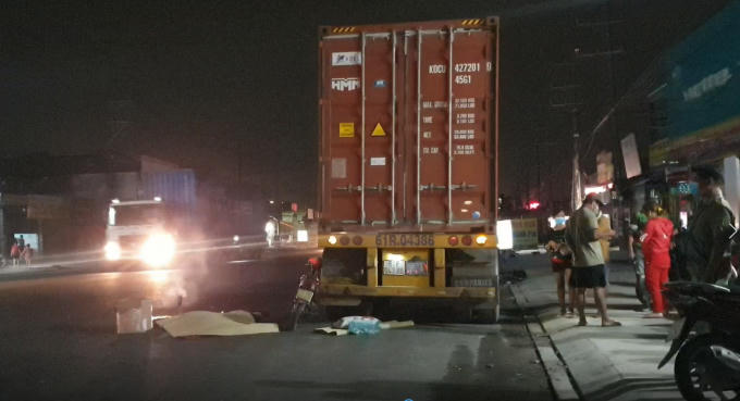 Bình Dương: Hai vụ tông đuôi xe container trong đêm, hai người tử vong tại chỗ
