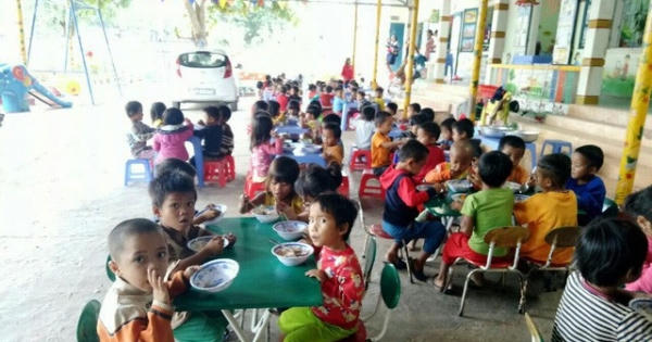 “Cô nuôi” tại các trường mầm non công lập sẽ được trả lương, hỗ trợ đóng BHXH “Cô nuôi” tại các trường mầm non công lập sẽ được trả lương, hỗ trợ đóng BHXH