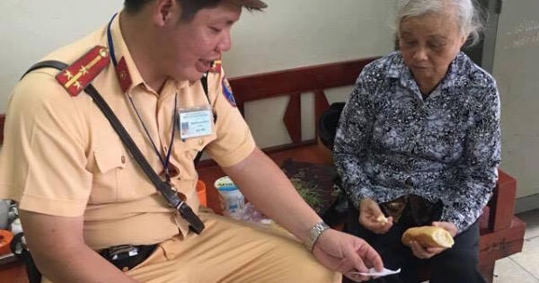 Hà Nội: CSGT Đội 6 giúp một cụ già bị kẻ gian rạch túi lấy hết tiền về quê