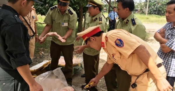 Hà Tĩnh: Choáng với 5,5 tấn mỡ và thịt "bẩn", hôi thối chất đầy trong container
