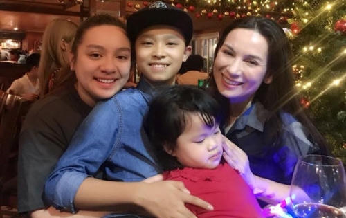 Phi Nhung hạnh phúc "khoe" con gái ruột xinh đẹp lần đầu về Việt Nam