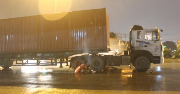 Bé trai 11 tuổi chết thảm dưới bánh xe container