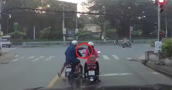 [Clip]: Hai cô gái thẫn thờ nhìn tên cướp giật điện thoại rồi tẩu thoát