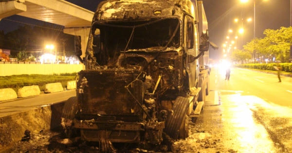 Lửa bao trùm xe đầu kéo, tài xế đạp cửa thoát thân