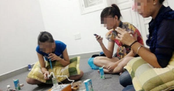 Thiếu nữ đập đá và... "xả đá"