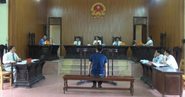 Tài xế xe biển xanh chở Viện trưởng VKSND tỉnh Hải Dương "né" nhiều câu hỏi của Luật sư