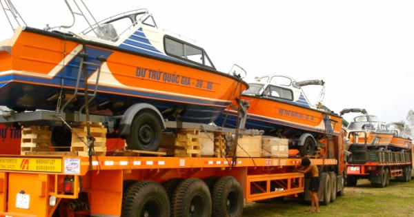 Xuất cấp xuồng, phao cứu sinh hỗ trợ 5 tỉnh khắc phục hậu quả mưa lũ