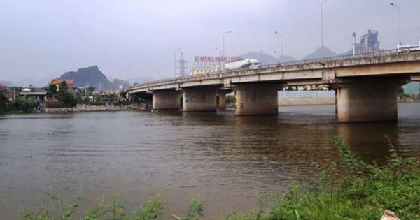 Nữ sinh 15 tuổi nhảy sông tự tử, bạn trai nhảy theo tử vong