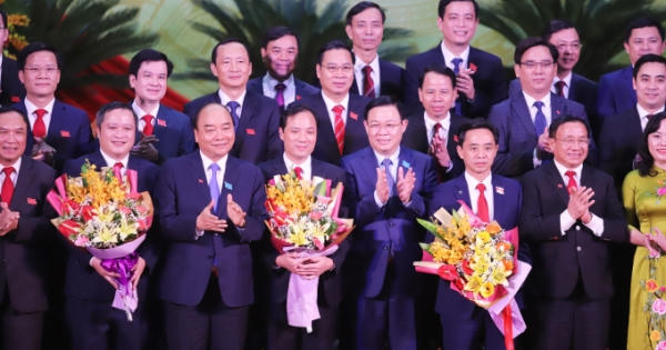 Thủ tướng Nguyễn Xuân Phúc tặng hoa chúc mừng Ban Chấp hành Đảng bộ Hà Tĩnh khóa XIX