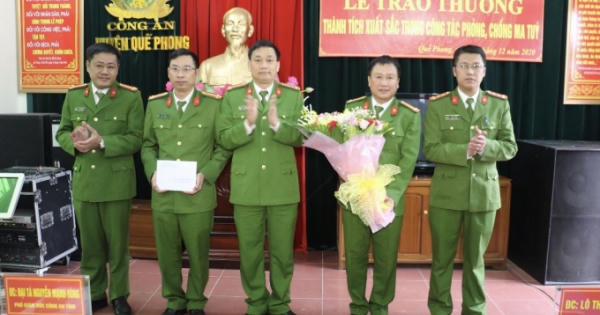 Công an huyện Quế Phong phá liên tiếp 5 chuyên án thu giữ số lượng lớn “hàng trắng” Công an huyện Quế Phong phá liên tiếp 5 chuyên án thu giữ số lượng lớn “hàng trắng”