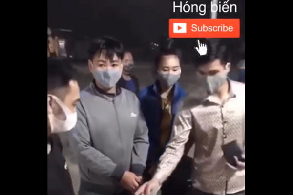 Clip: Triệu like cho pha xử lý của cán bộ chốt kiểm dịch truy xét tài xế trả lại tiền chặt chém cho hành khách Clip: Triệu like cho pha xử lý của cán bộ chốt kiểm dịch truy xét tài xế trả lại tiền chặt chém cho hành khách