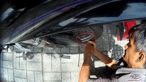 Vá xe kiểu ‘cướp cạn’ giữa Sài Gòn