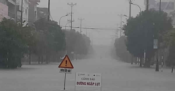 Hồ Kẻ Gỗ xả tràn kèm mưa lớn kéo dài, nhiều tuyến đường TP Hà Tĩnh “biến" thành sông