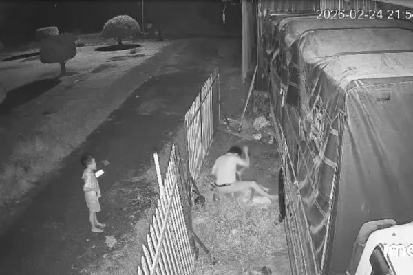 Đồng Tháp: Công an vào cuộc điều tra vụ chồng dùng dao tấn công vợ trước mặt con nhỏ Đồng Tháp: Công an vào cuộc điều tra vụ chồng dùng dao tấn công vợ trước mặt con nhỏ