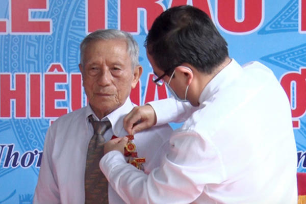 Đồng Nai trao tặng Huy hiệu 75 năm tuổi Đảng cho Đảng viên lão thành