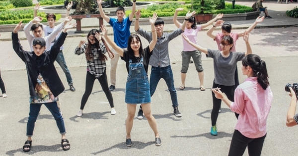 Nắng "vỡ đầu", sinh viên trường Báo vẫn miệt mài luyện tập cho đêm nhạc Phút Cuối chia tay K32 Nắng "vỡ đầu", sinh viên trường Báo vẫn miệt mài luyện tập cho đêm nhạc Phút Cuối chia tay K32