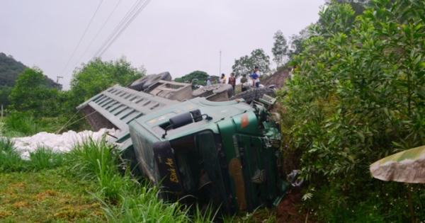 Nghệ An: Xe tải lật lúc xuống dốc, tài xế may mắn thoát nạn thần kỳ