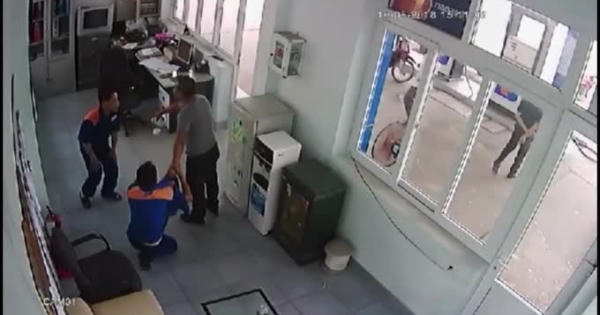 Clip nhân viên cây xăng bị đánh và bắt quỳ gối