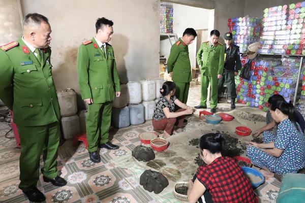 Dùng mật mía, bột ngô, bột thuốc Bắc... sản xuất thuốc Đông y tăng cân giả