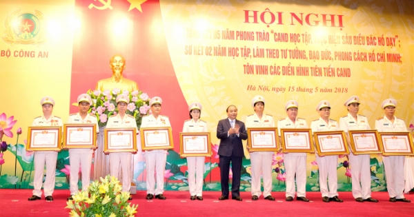 Thủ tướng Nguyễn Xuân Phúc dự Hội nghị tổng kết phong trào “Công an nhân dân học tập, thực hiện sáu điều Bác Hồ dạy” Thủ tướng Nguyễn Xuân Phúc dự Hội nghị tổng kết phong trào “Công an nhân dân học tập, thực hiện sáu điều Bác Hồ dạy”