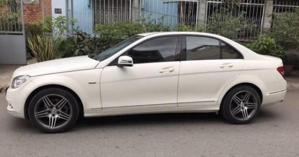 Cuối năm, nhiều chiếc xe sang tiền tỷ được "bán hóa giá"