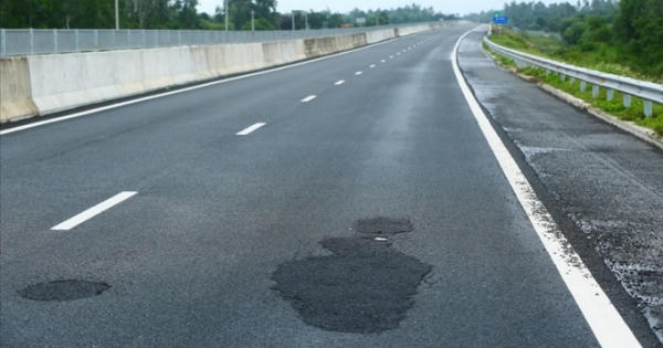 Những "ổ gà" có sức nặng tố giác hơn người dân và nội bộ ban quản lý Những "ổ gà" có sức nặng tố giác hơn người dân và nội bộ ban quản lý