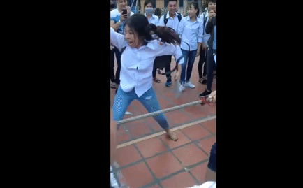 Cộng đồng mạng săn lùng nữ sinh cầm dép cổ vũ thi kéo co cuồng nhiệt
