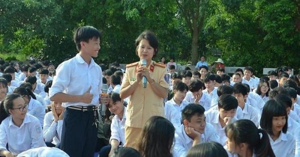 Báo động tình trạng nguy hiểm khi học sinh đi xe máy 50cc