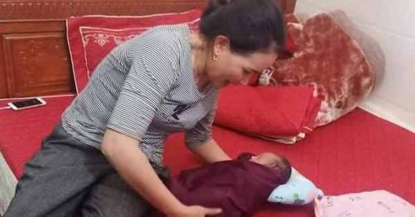 Mở thùng cát tông trước cổng nhà dân phát hiện bé gái 10 ngày tuổi