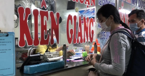 TP HCM: Chen chân mua vé về quê trong đêm cuối cùng của năm 2020