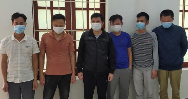 Khởi tố 6 đối tượng đi ăn liên hoan xong, rủ nhau đánh bài ăn tiền