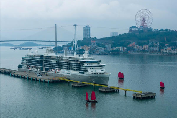 Siêu du thuyền Silver Nova đưa 665 du khách quốc tế đến Hạ Long dịp đầu Xuân 2026