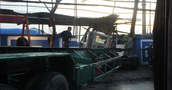 TP HCM: Xe container tông sập tường cảng Nhà Rồng