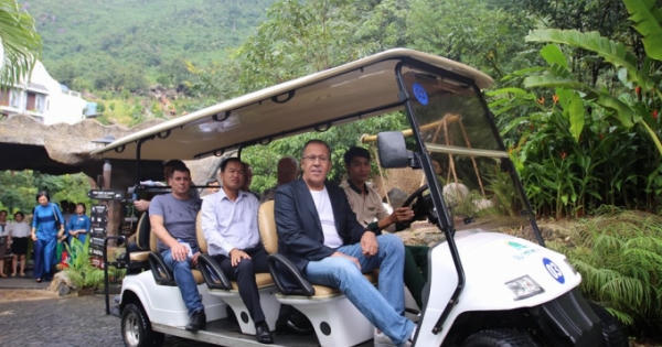 Ngoại trưởng Nga Sergei Lavrov bất ngờ đi tắm suối nước nóng trước APEC