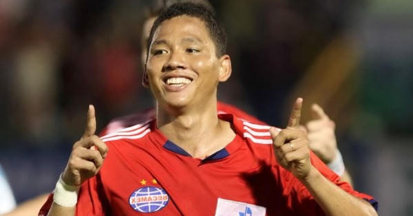 'Chân gỗ' bất ngờ phát lộ tài năng trên sân cỏ