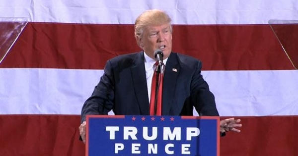 Ông Trump "hả hê" cảm ơn trợ tá của bà Clinton