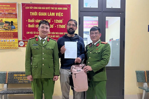 Du khách Pháp nhận lại đầy đủ tài sản thất lạc sau một giờ trình báo ở Sa Pa