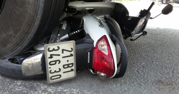 Xe máy vượt đèn đỏ bị xe tải kéo đi hàng chục mét ở ngã ba “tử thần”