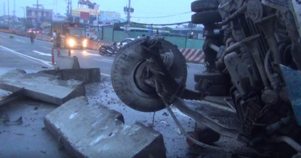 TP HCM: Bất ngờ tông dải phân cách, xe tải nằm "phơi bụng" chắn ngang cầu vượt