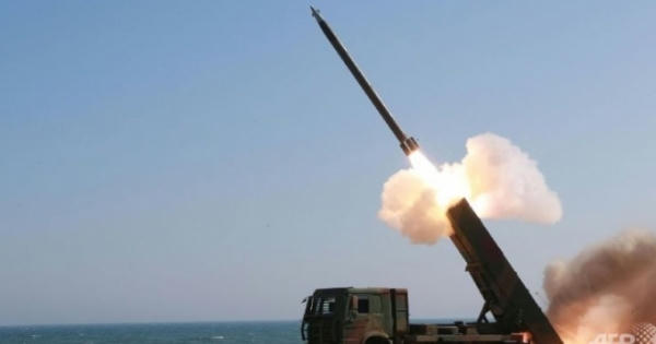 Triều Tiên phóng liên tiếp 2 tên lửa tầm trung