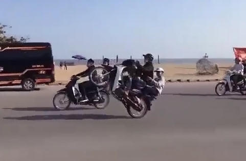 Công an truy tìm nhóm thanh niên đua xe, bốc đầu dọc bờ biển Sầm Sơn