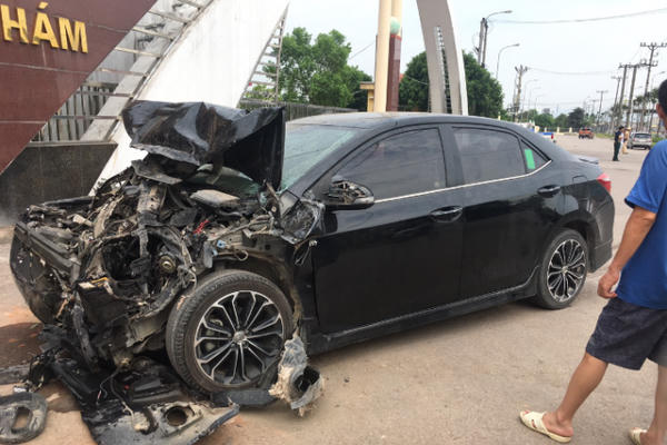 Bắc Giang: Xe 4 chỗ bất ngờ tông hàng loạt chiếc xe đang dừng đèn xanh, đèn đỏ