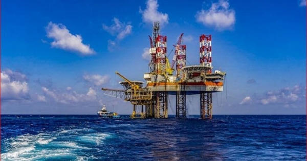 Cam go chuyện dò tìm “vàng đen” trên biển… Cam go chuyện dò tìm “vàng đen” trên biển…