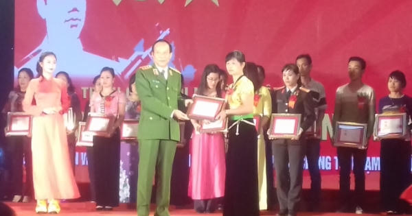 Giọt nước mắt thầm lặng bên những hy sinh "giữ gìn cho cuộc sống bình yên" Giọt nước mắt thầm lặng bên những hy sinh "giữ gìn cho cuộc sống bình yên"