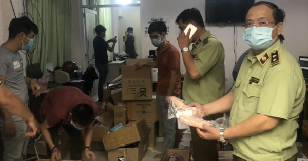 TP HCM: Kiểm tra, thu giữ kho dụng cụ hỗ trợ tình dục “khủng”