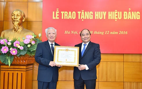 Thủ tướng trao Huy hiệu Đảng cho nguyên Phó Thủ tướng Vũ Khoan